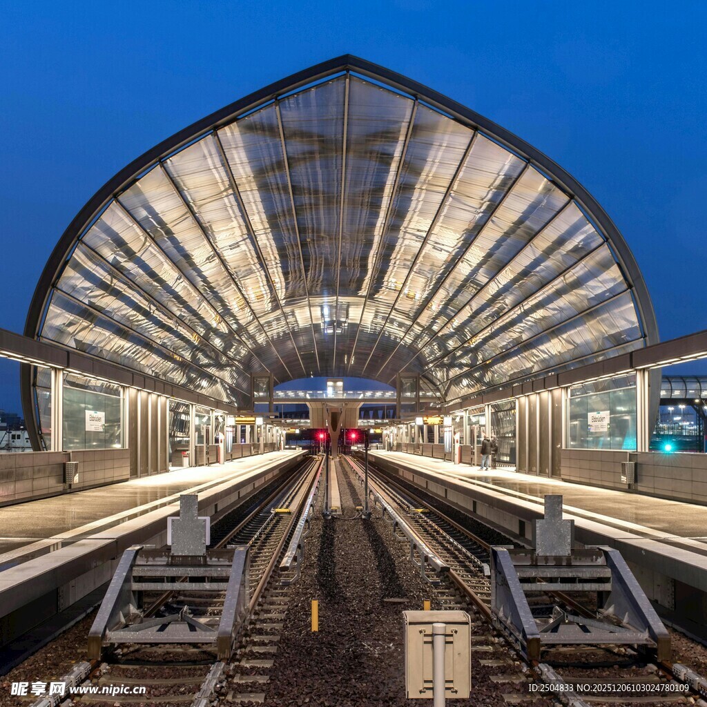 夜幕下的现代化火车站