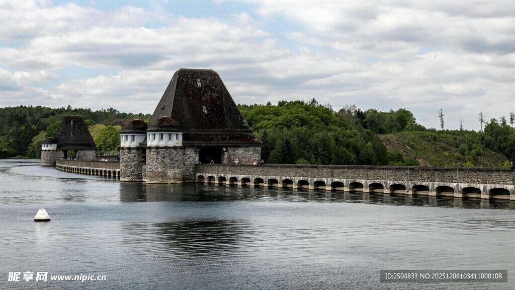 河畔古老桥梁风景如画