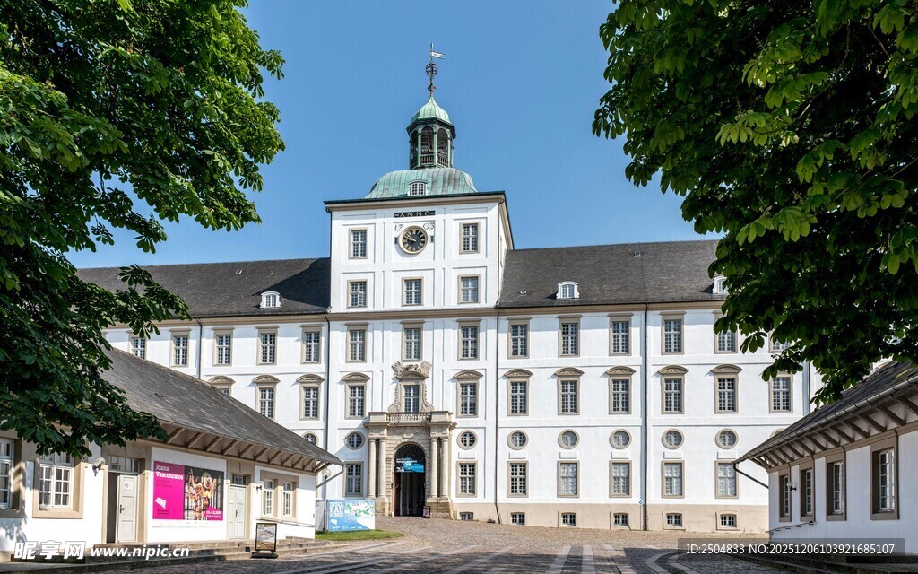 欧式白色古典建筑景观