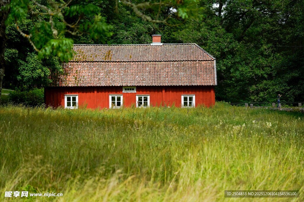 田野中的红顶小屋