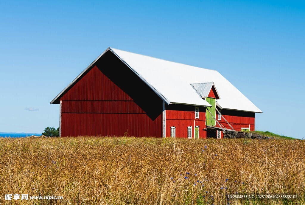 田野中的红色农舍