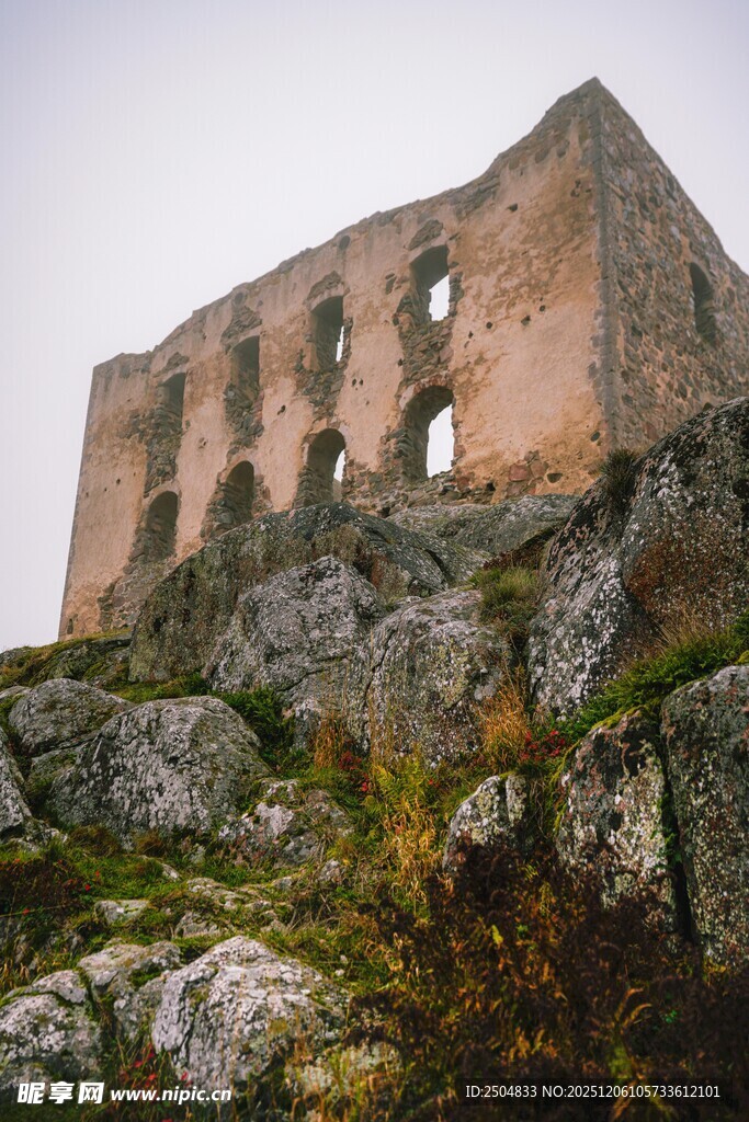 古老废墟屹立于岩石之上