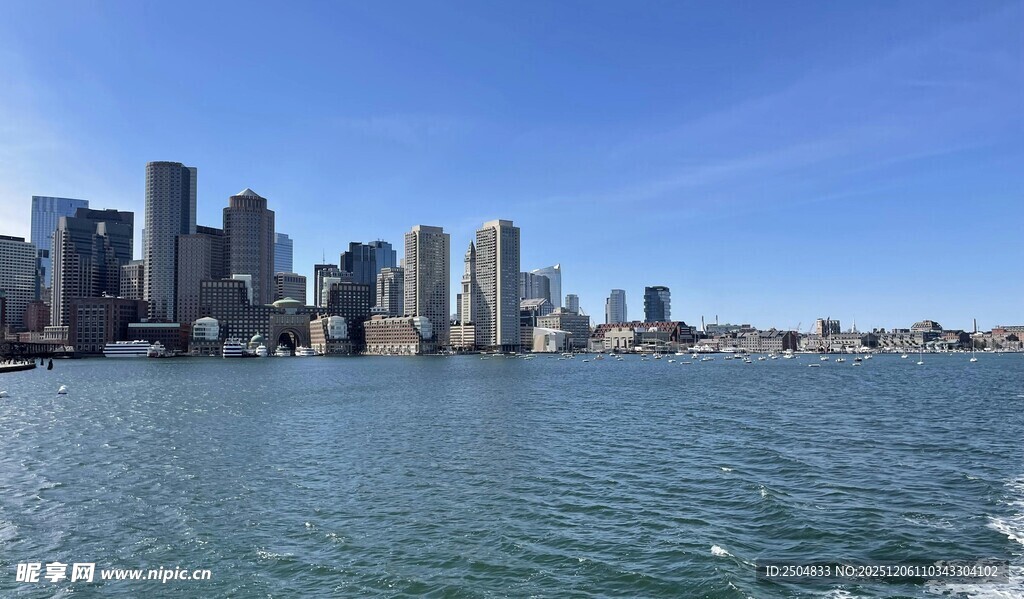 城市天际线与辽阔水域景观