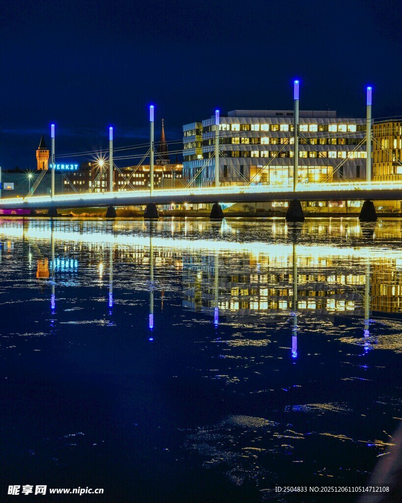 城市夜景中的璀璨桥梁倒影