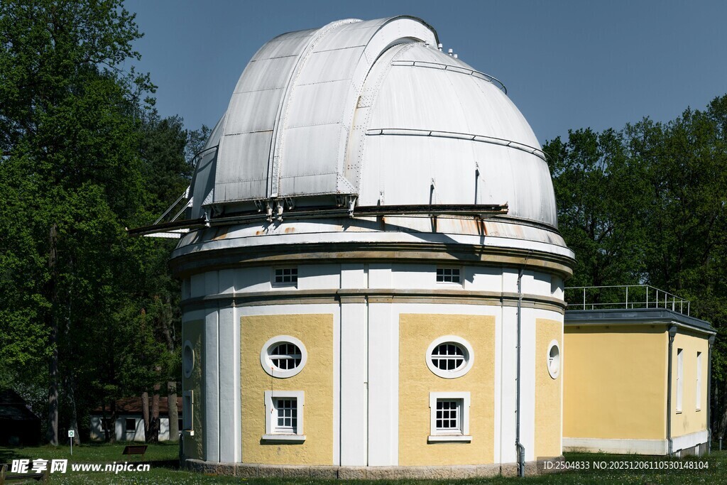 黄色建筑上的白色天文台