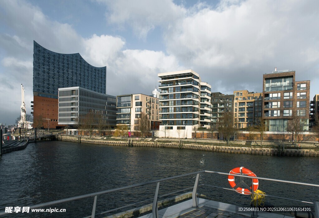 河畔城市建筑风景