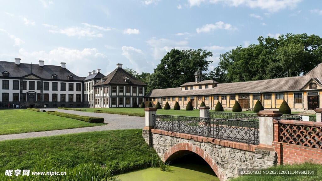 欧式园林景观中的精致桥梁