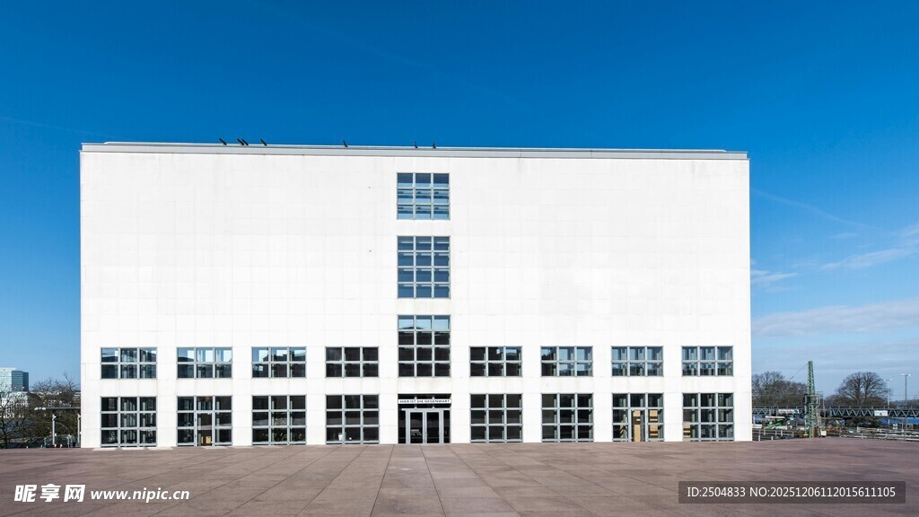 现代白色工业建筑外观