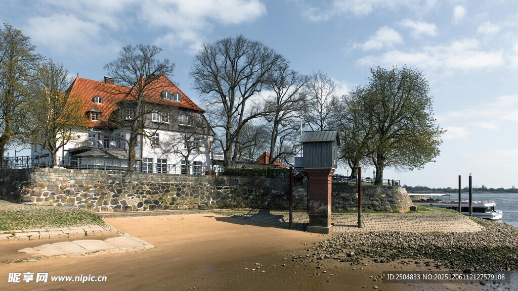 湖畔欧式小屋风景