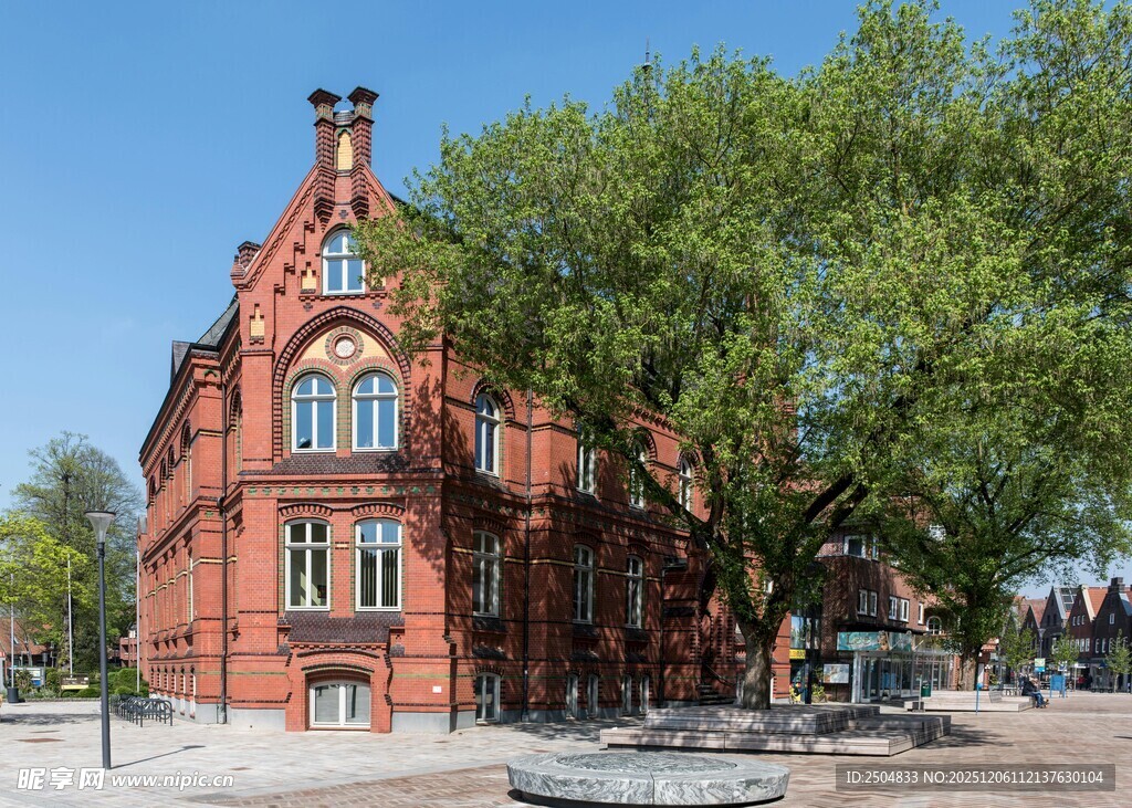 红砖建筑旁的葱郁大树