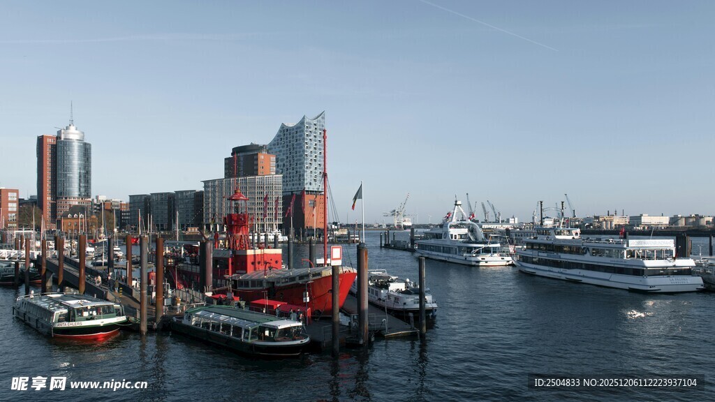 港口城市的船只与建筑景观