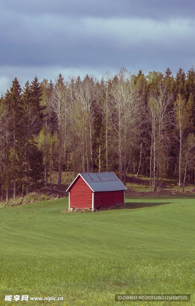 田野中的红色小屋