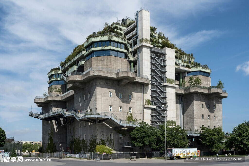 未来感生态摩天大楼建筑