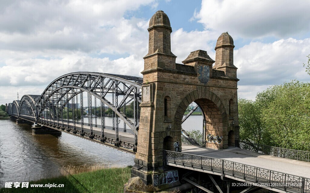 古老铁桥横跨宽阔河流