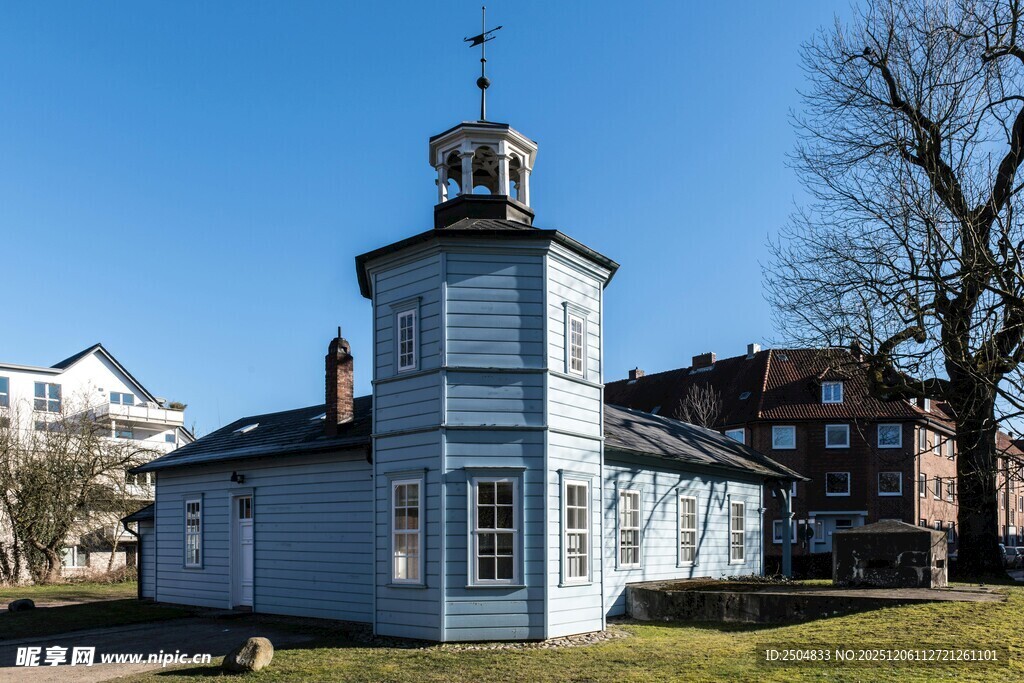 蓝色小屋立于开阔草地旁