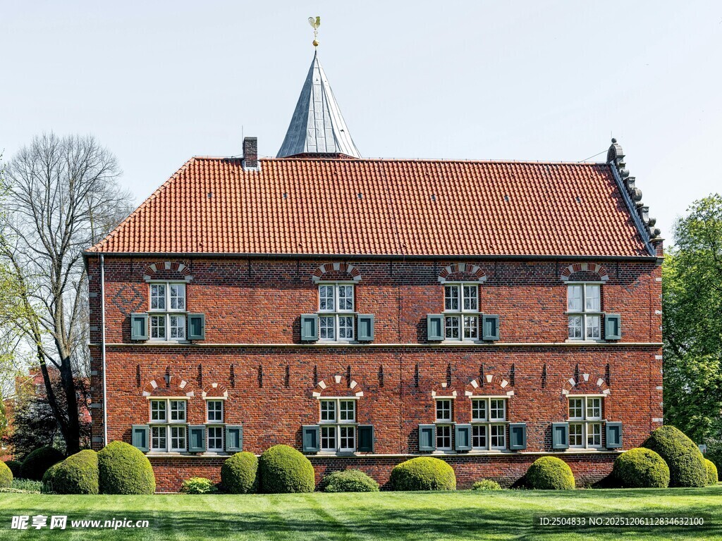 红砖建筑与尖顶塔楼景观