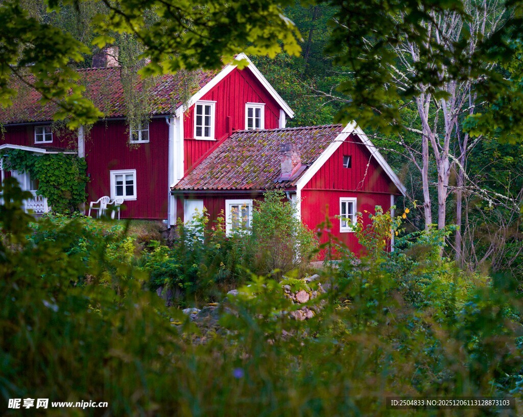 森林中的红色温馨小屋