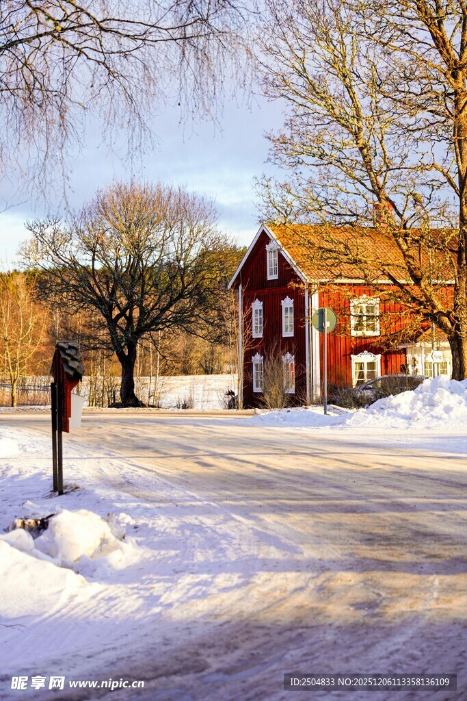 冬日乡村雪景中的红房子