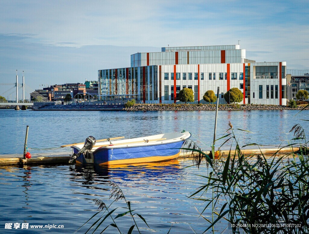 河畔停泊的小船与现代建筑