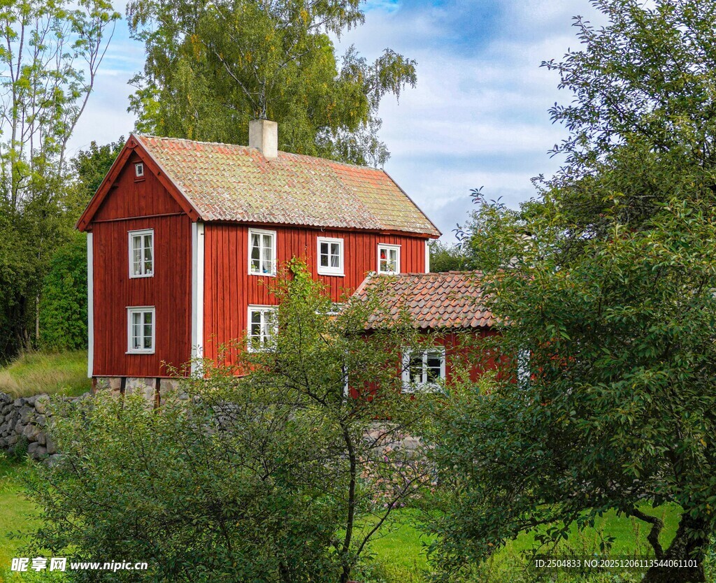 田园中的红色小屋