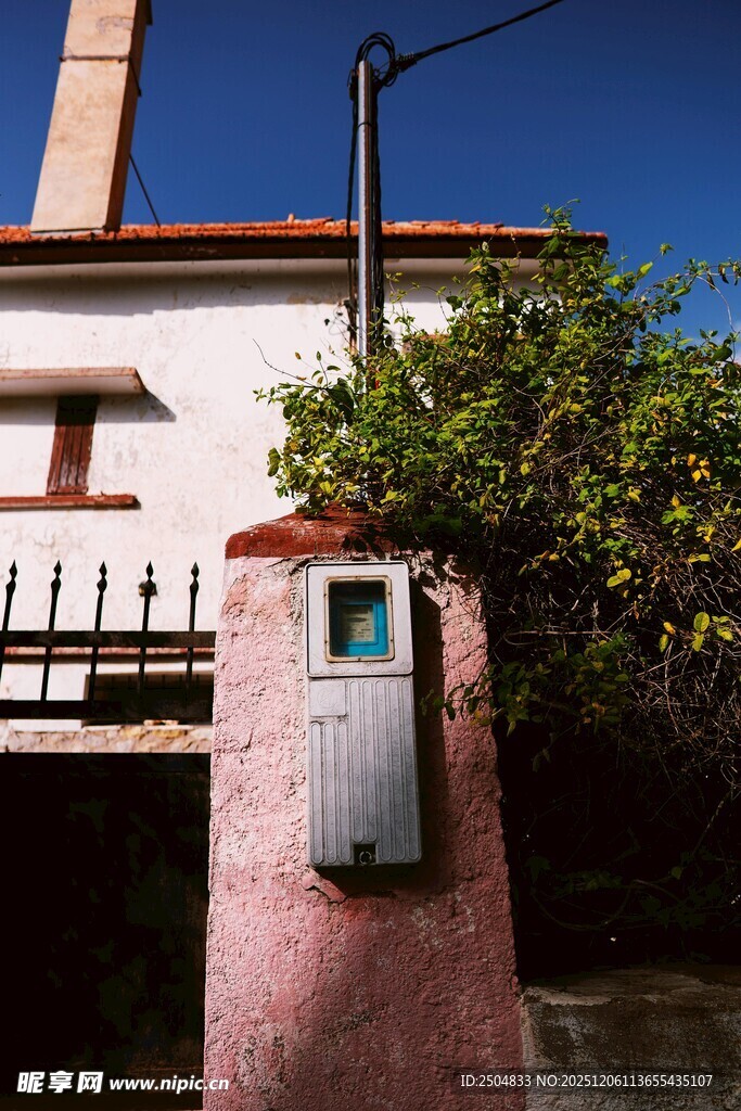 户外电表箱与绿植景观