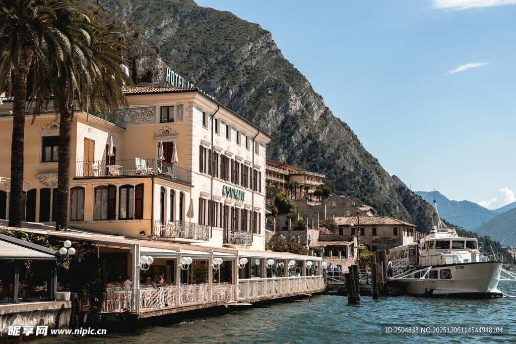 湖畔小镇  船停靠美景