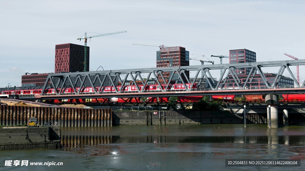 伦敦泰晤士河上的红色桥梁