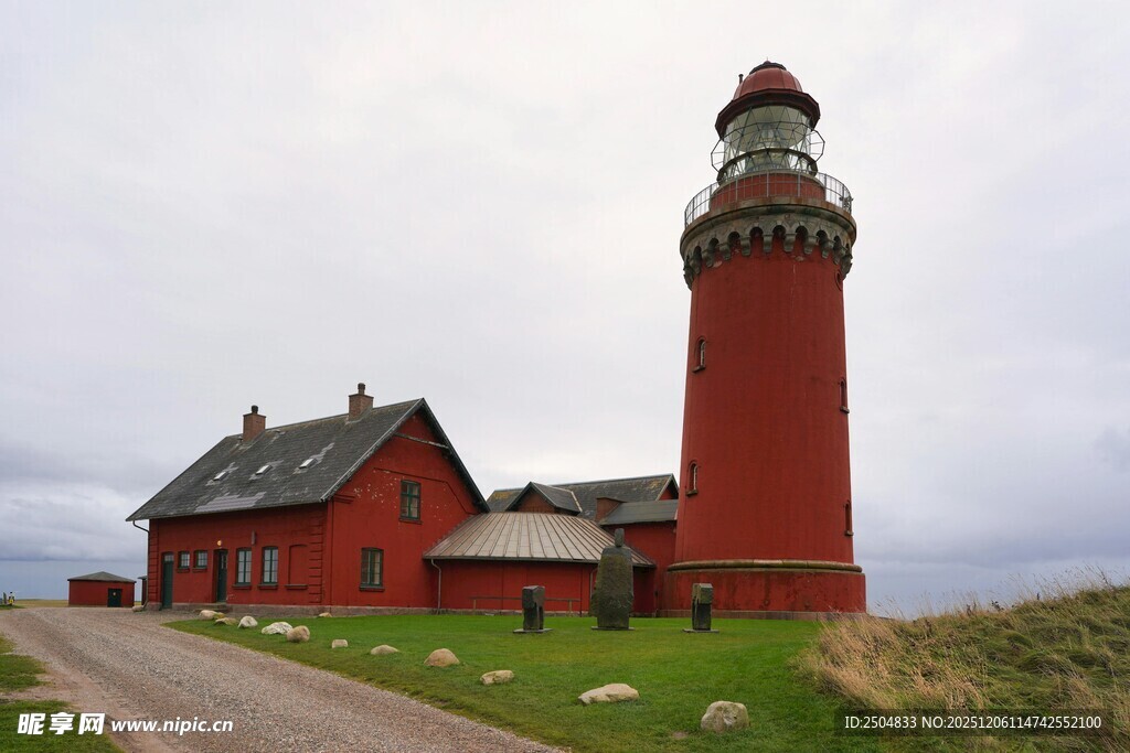 红色灯塔与小屋风景