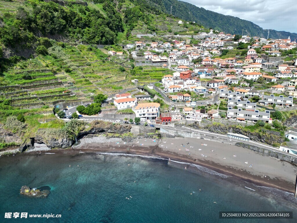 海边美丽村落俯瞰景象