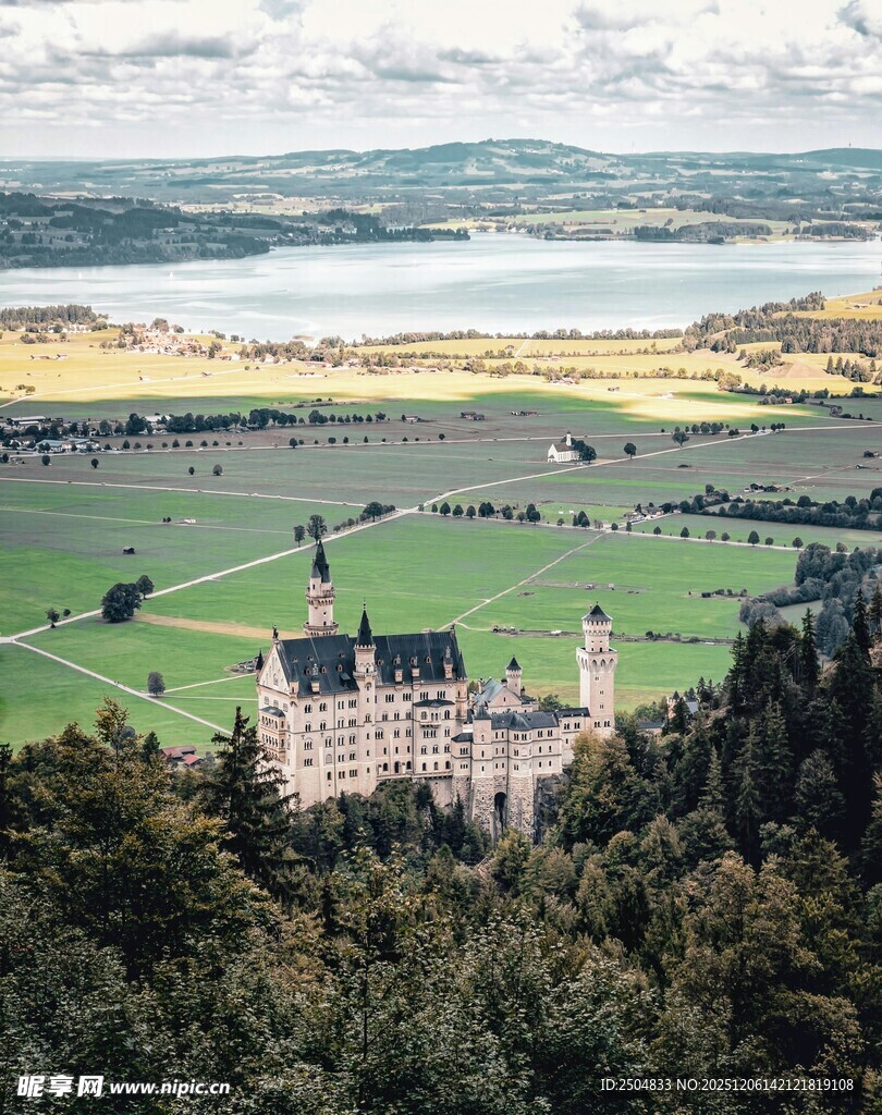 俯瞰山林环绕的宏伟城堡