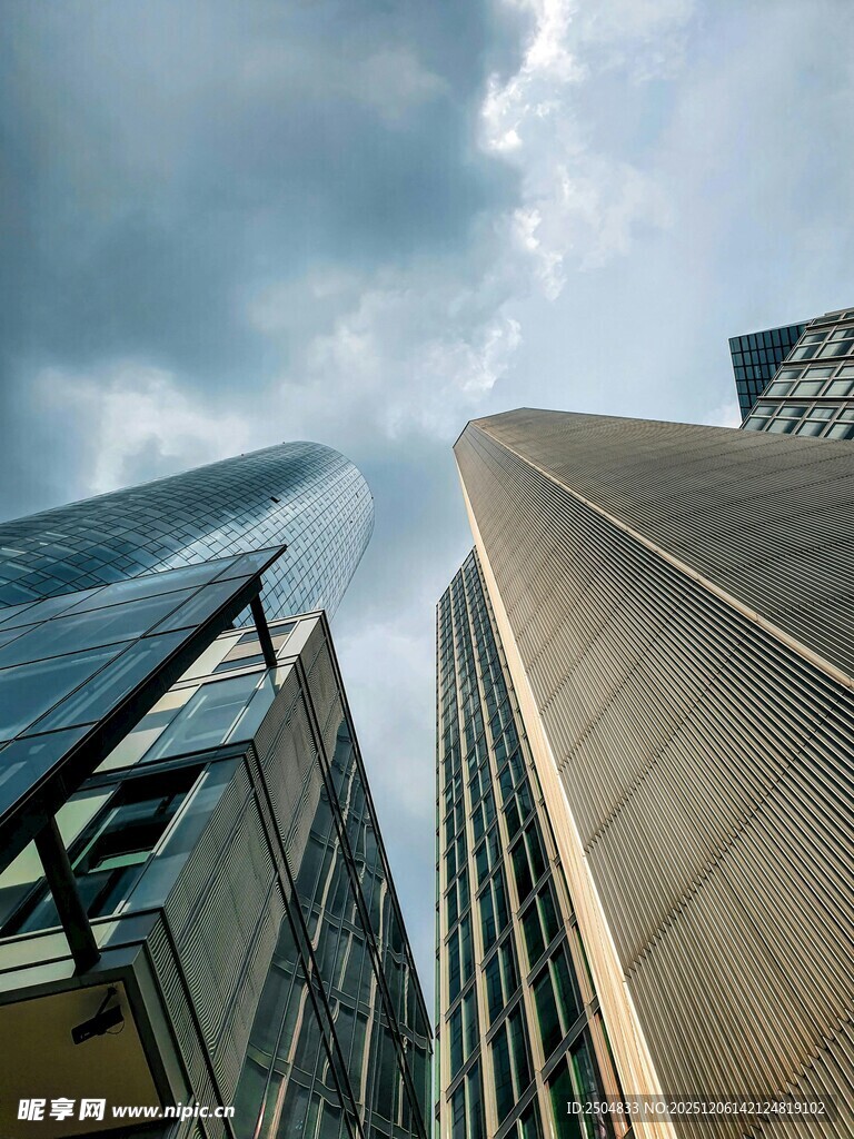 仰视城市高楼大厦景观