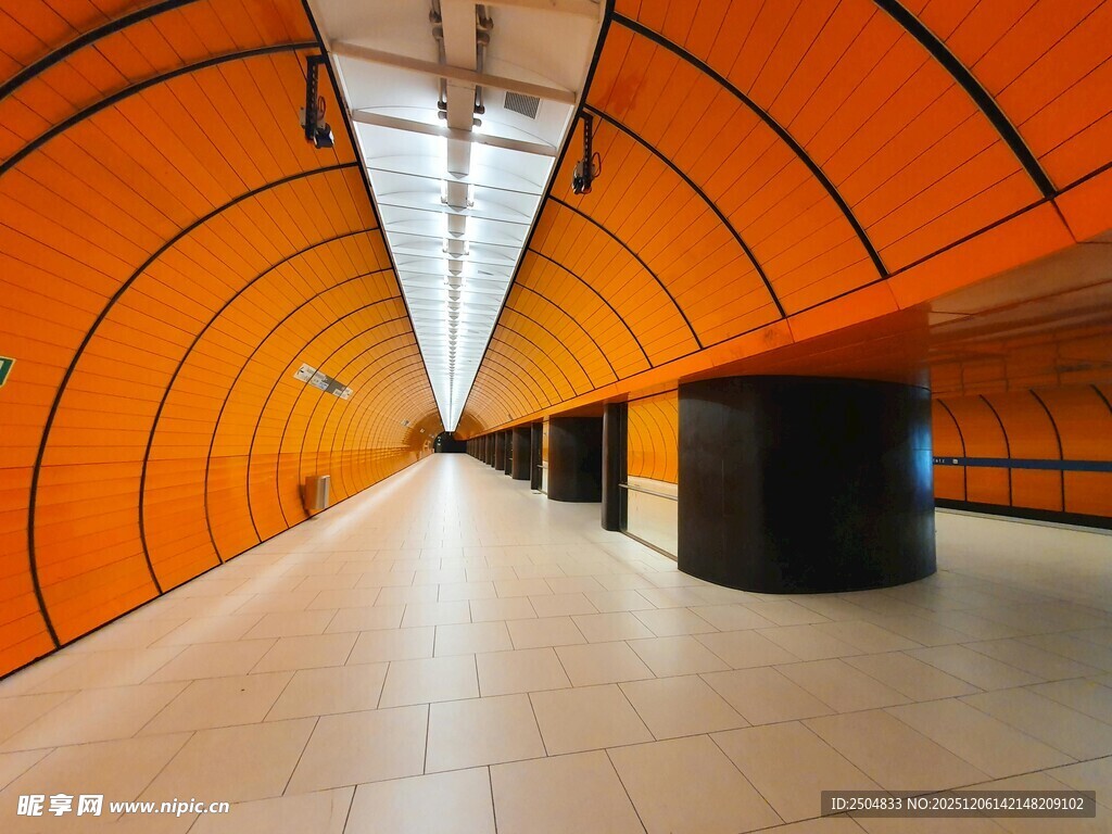 橙色弧形地下通道空间