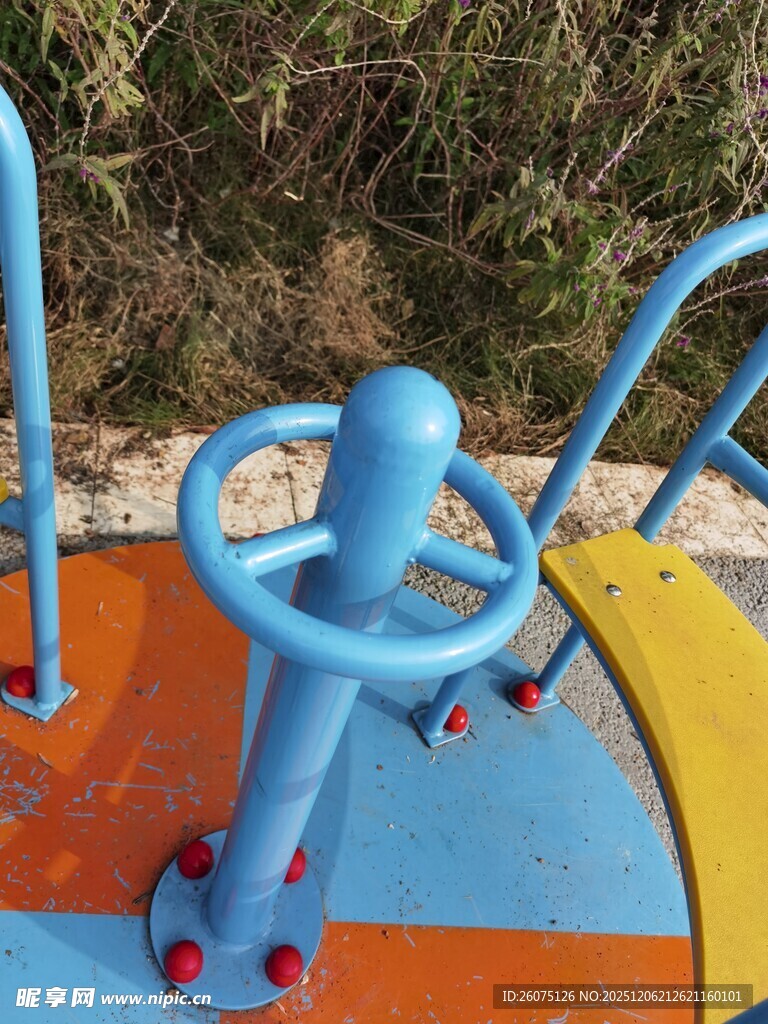 儿童游乐场中的彩色旋转设施
