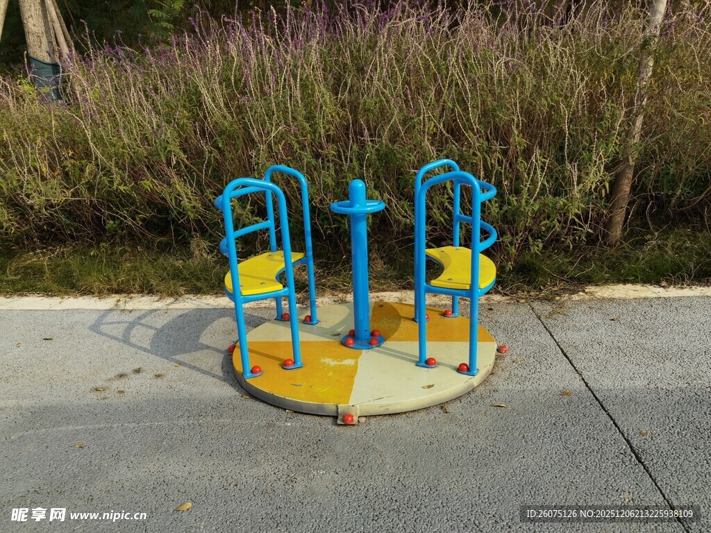 户外蓝色儿童转椅