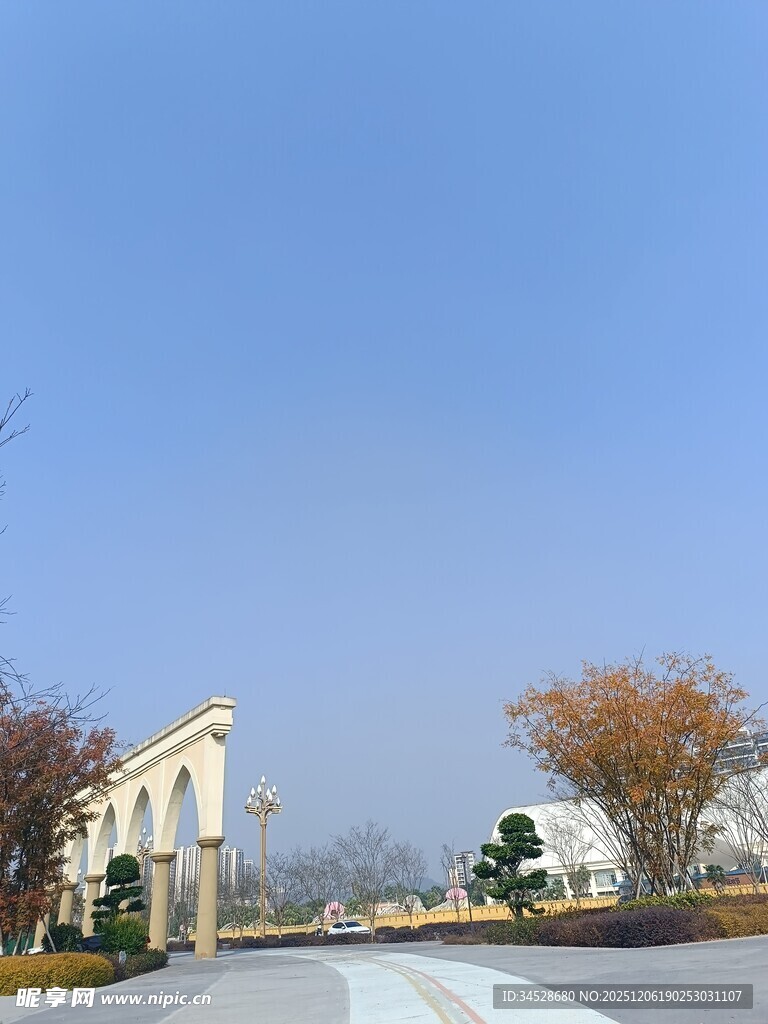 宽阔道路旁的建筑物景观