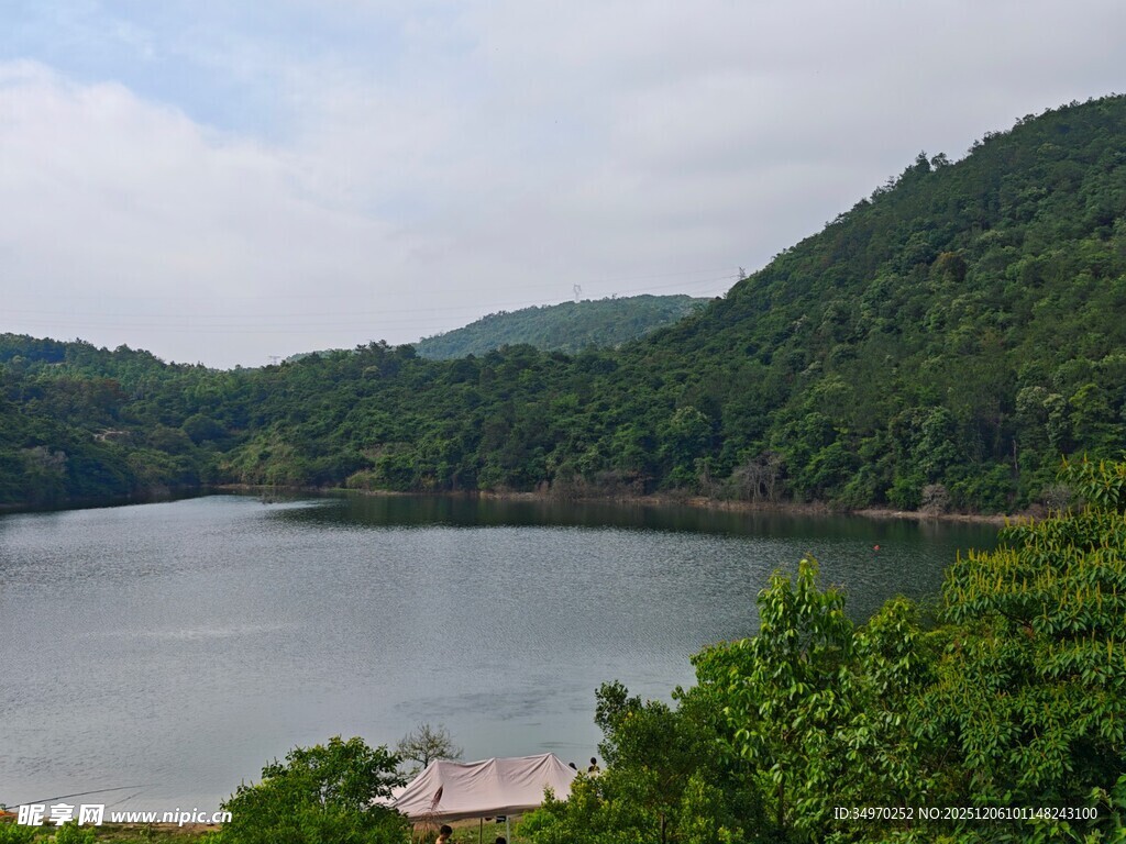 青山环绕的静谧湖泊