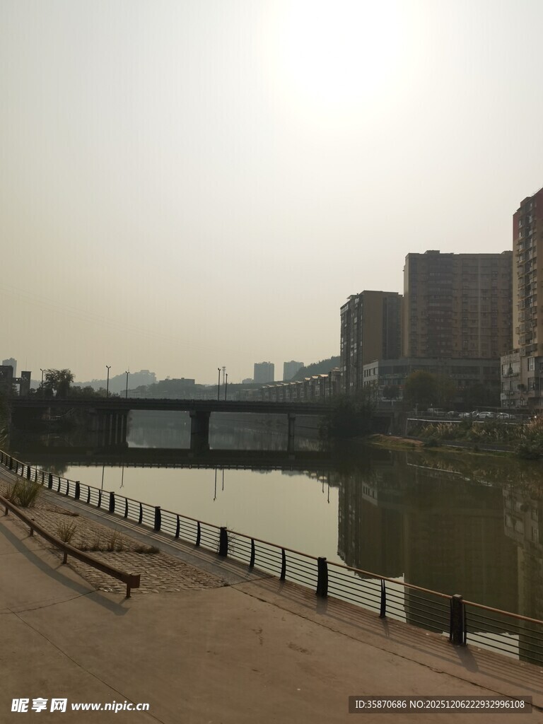 河畔城市风光
