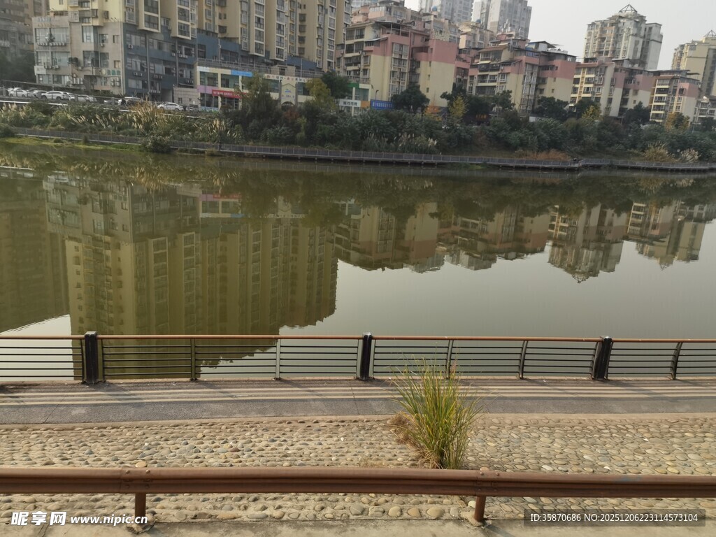 城市河畔风景