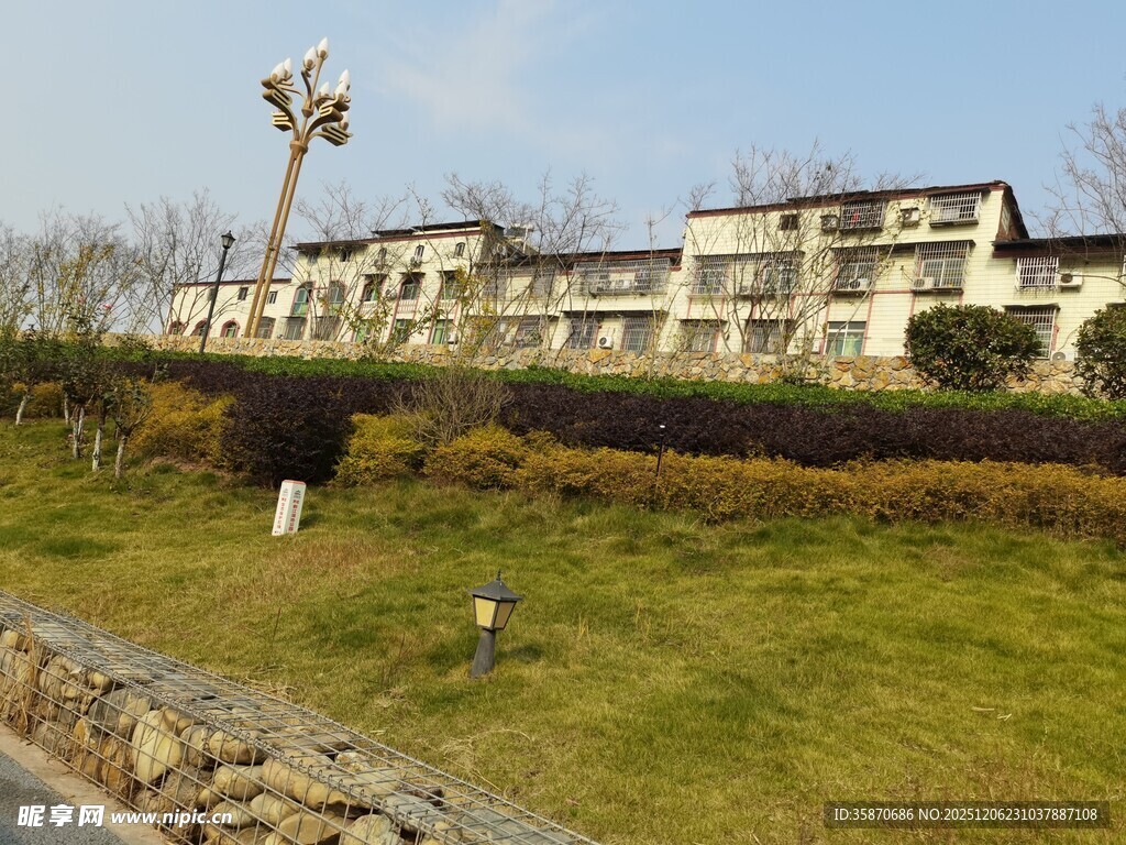 山坡上的多层建筑景观