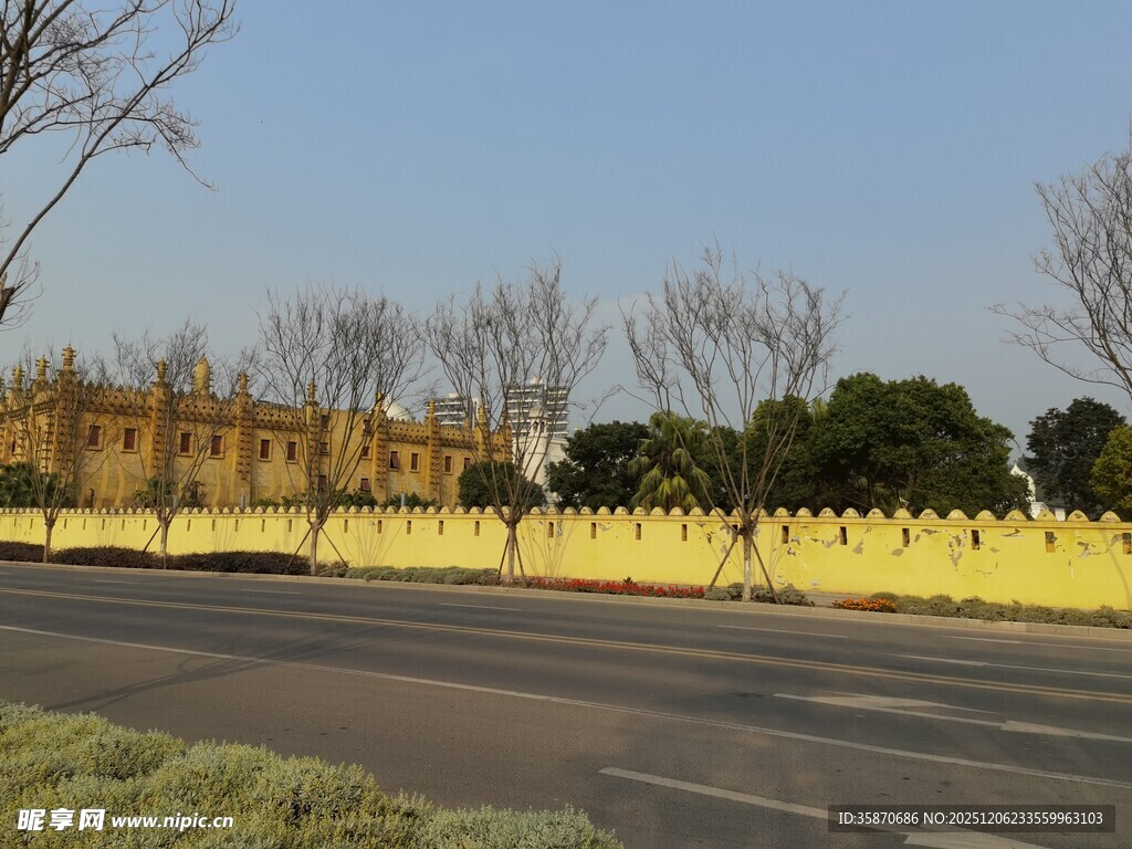 道路旁的黄色围挡景观