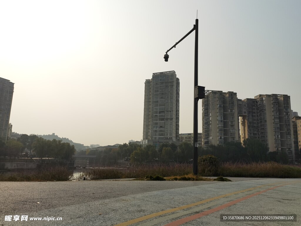 城市道路旁的高楼景观