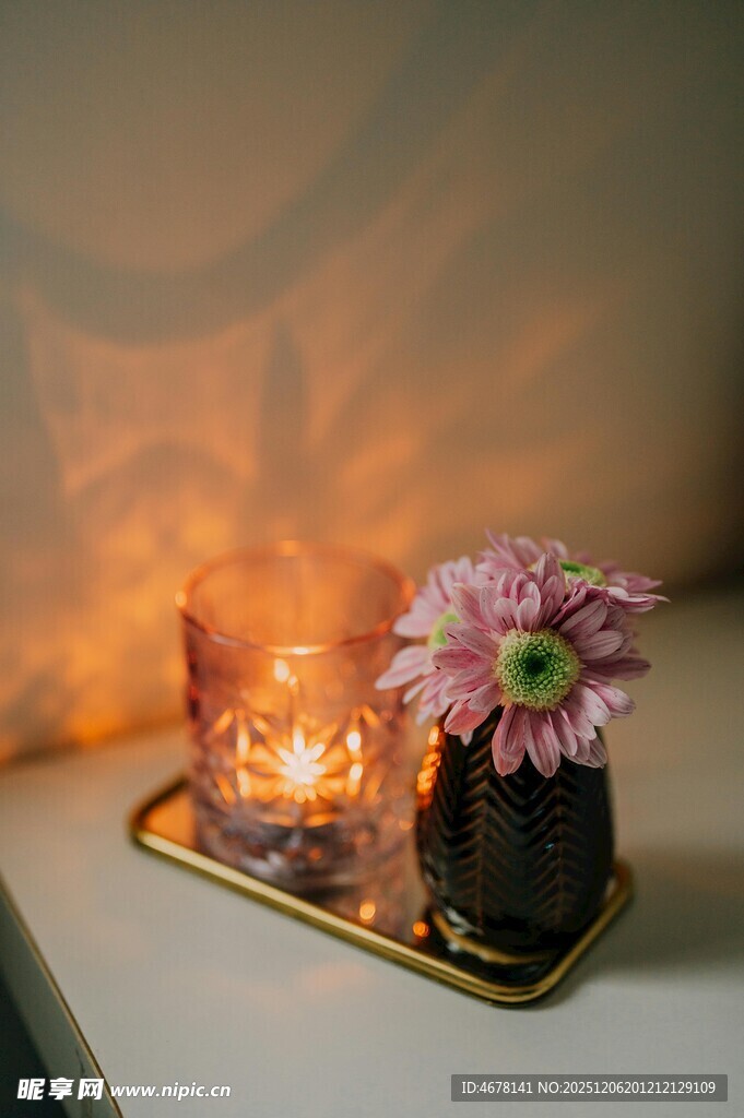 温馨烛光旁的雅致花卉摆件