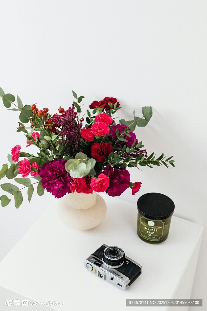 复古风花卉与相机静物组合