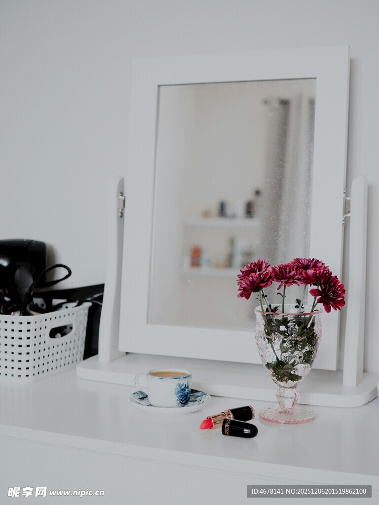 简约梳妆镜旁的精致小景