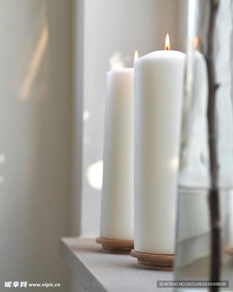 窗边点燃的优雅白色蜡烛