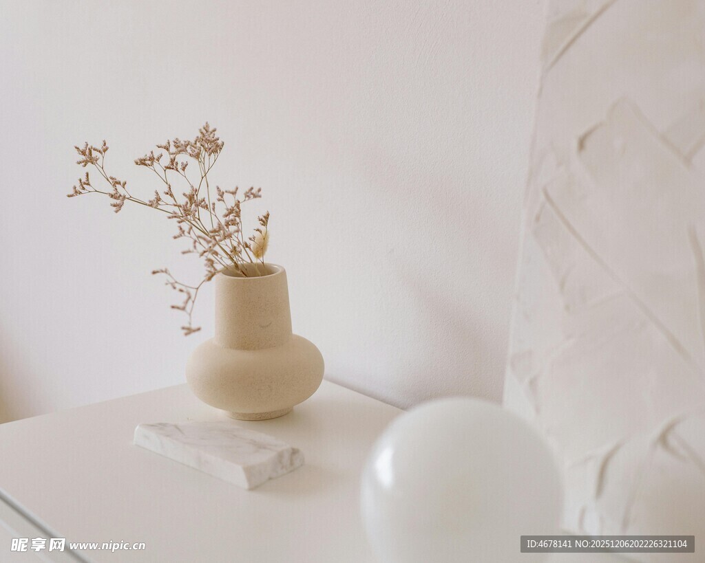 简约桌面的干花装饰摆件
