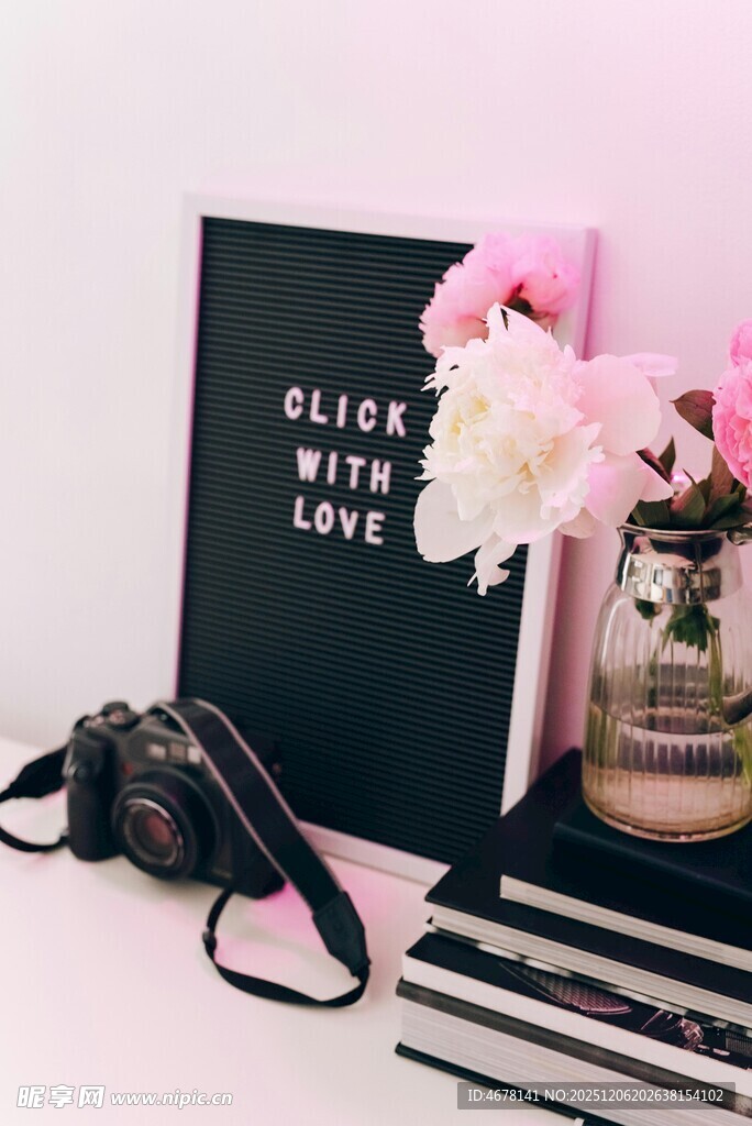 时尚桌面摆件与书籍组合