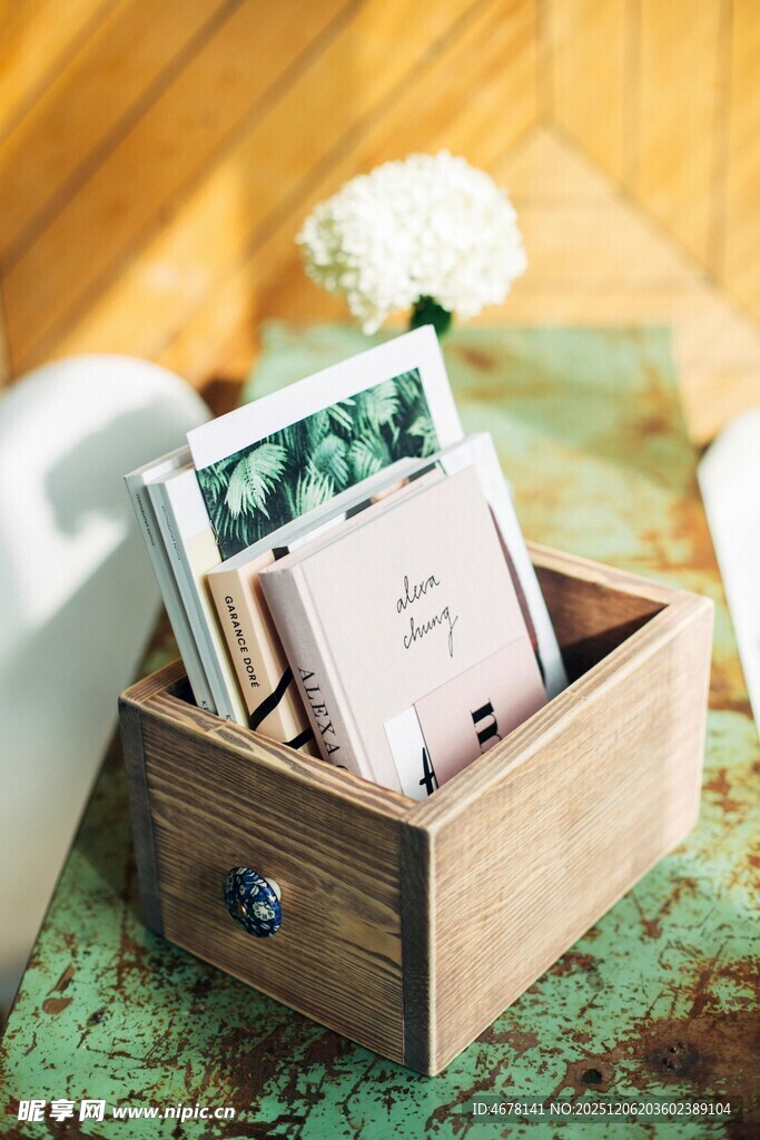 木质盒中收纳的精美卡片