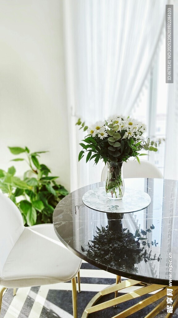 简约客厅玻璃桌花卉装饰