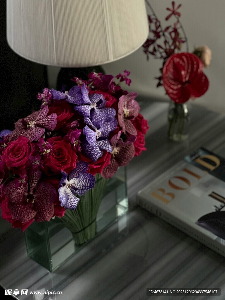 花瓶中的多彩花卉组合